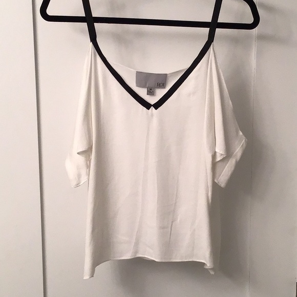 Roi off the shoulder white top with black detail - Picture 2 of 4